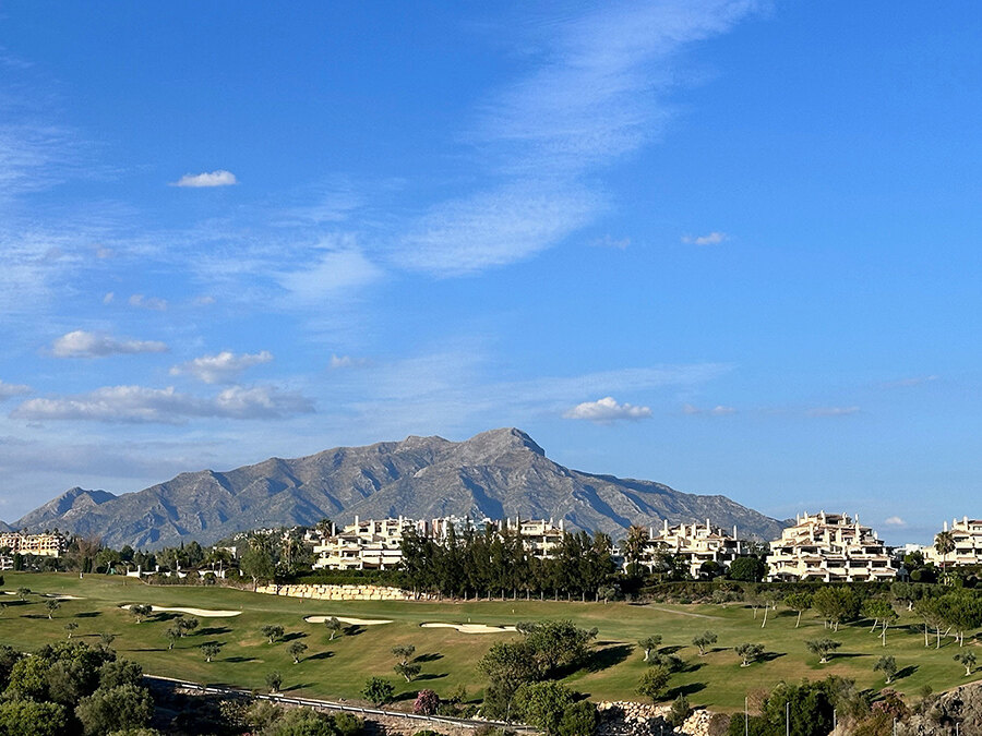 Blick auf den La Concha Berg von einem Golfplatz an der Costa del Sol.