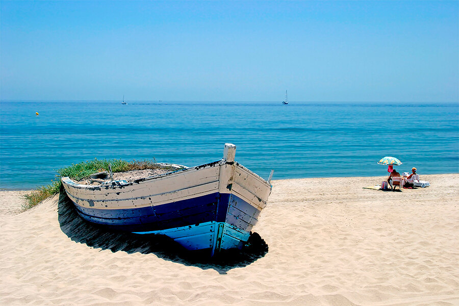 Traditionelles Fischerboot am Strand.