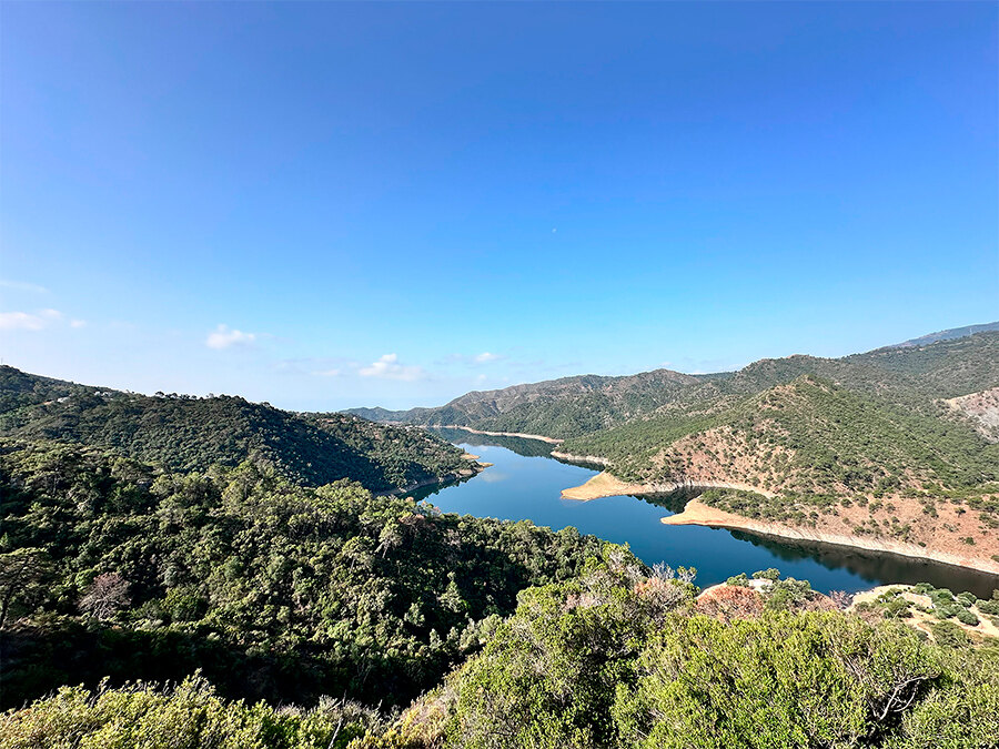 Der Istán-See – Embalse de la Concepción – liegt nur 7 km von der Goldenen Meile entfernt.