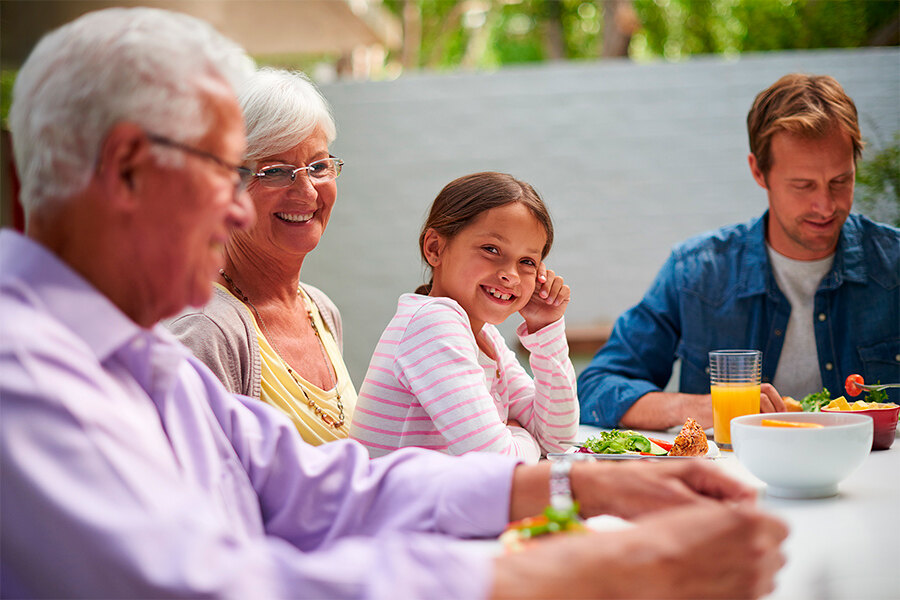 Familie genießt das Essen im Freien.