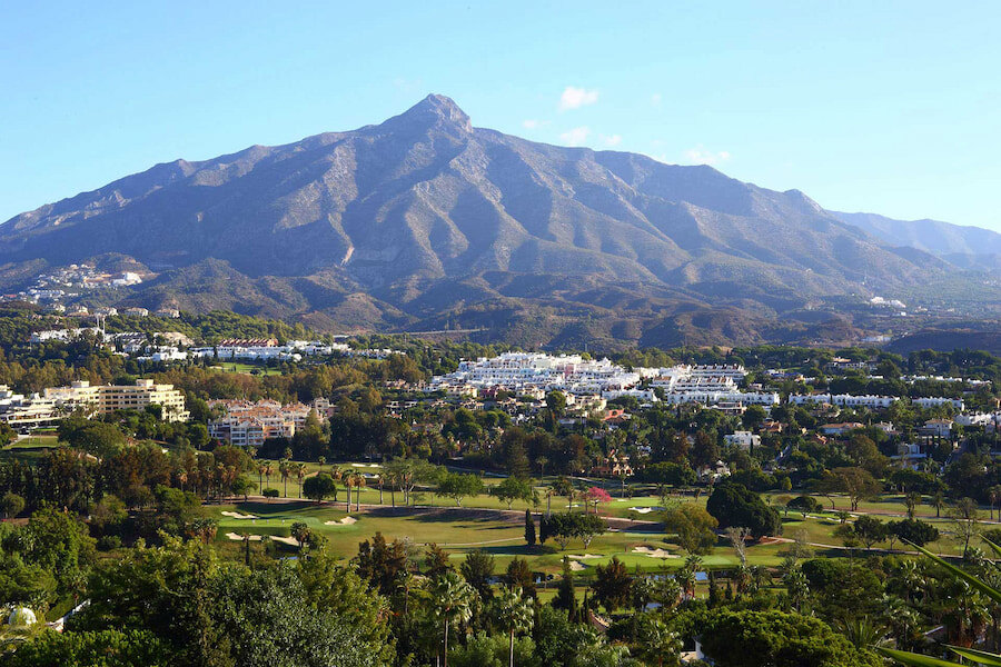 Parcours de golf Real Club Golf Las Brisas avec la montagne La Concha en arrière-plan.