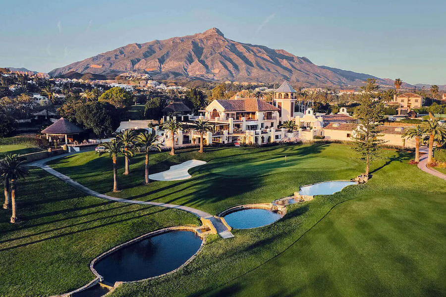 Club de golf Los Naranjos avec vue sur la montagne Concha.