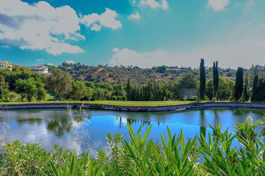 Parcours de golf du Santa María Golf & Country Club. L'étang est visible depuis une partie du parcours.