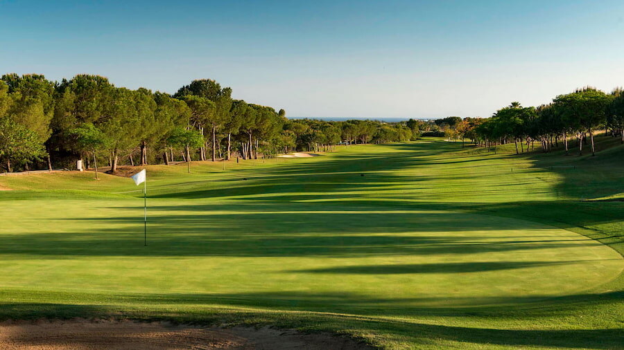 Der Golfplatz des Westin La Quinta Golf & Country Club mit Meerblick im Hintergrund.