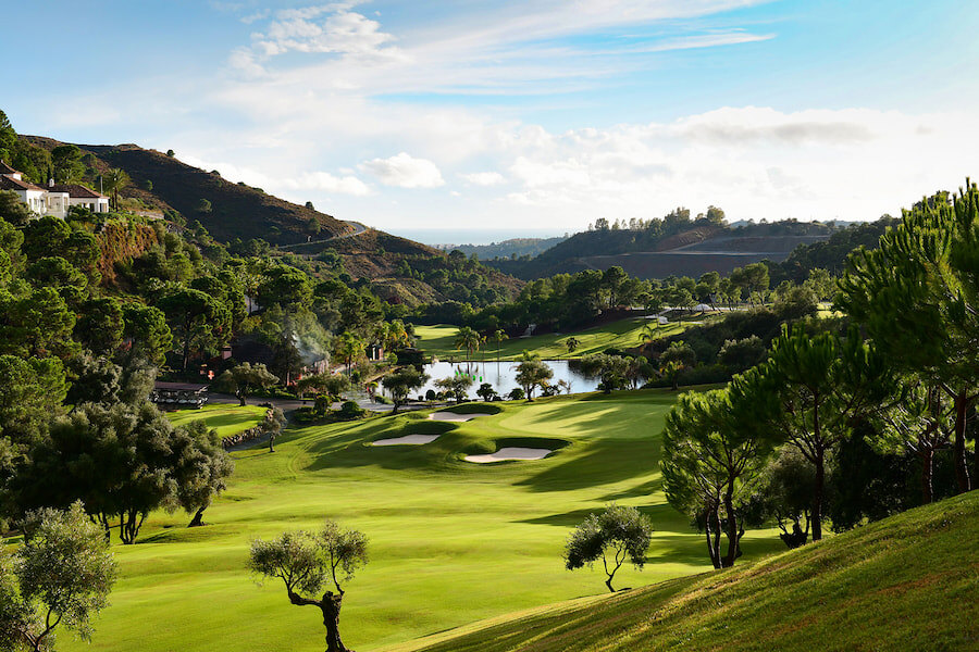 Golfbaan Marbella Club Golf Resort, in Marbella met uitzicht op de zee op de achtergrond