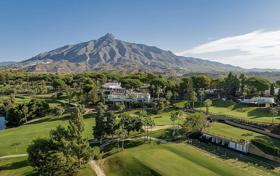 Golfplatz Aloha Golf Club in Marbella mit Panoramablick auf den Berg Concha