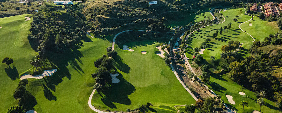 Campo de golf Santa Clara Golf Marbella. Vista aérea del campo de golf con diferentes hoyos.