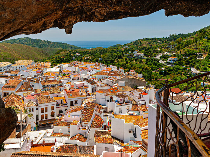 Vue de la ville d'Ojén depuis la grotte des Colonnes