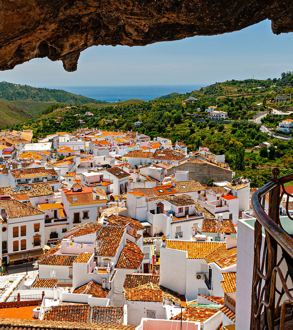 Vue de la ville d'Ojén depuis la grotte des Colonnes