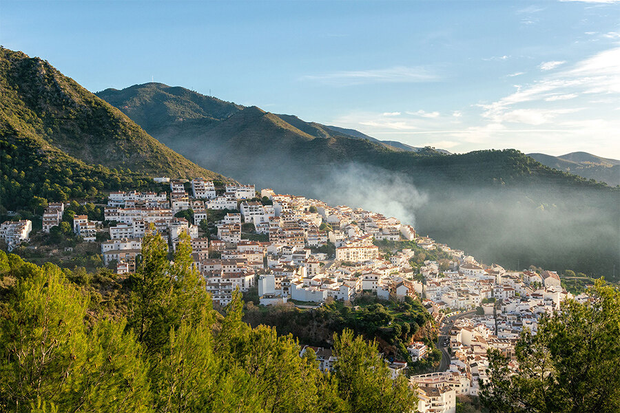 Photo prise depuis les montagnes d'où l'on peut voir toute la ville d'Ojén avec ses champs verdoyants.