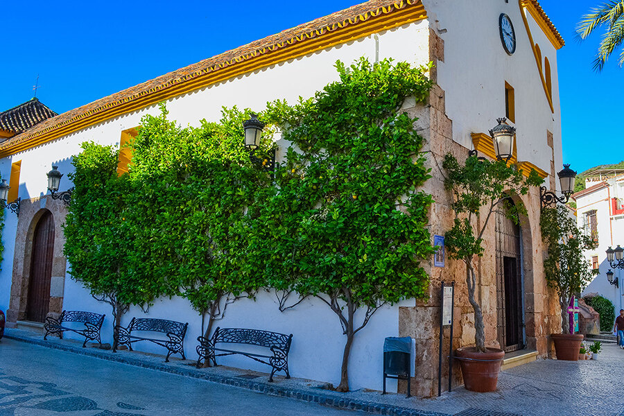 L'église de Notre-Dame de l'Incarnation sur la place principale, la Plaza de Andalucia, au coin de la rue Ojen