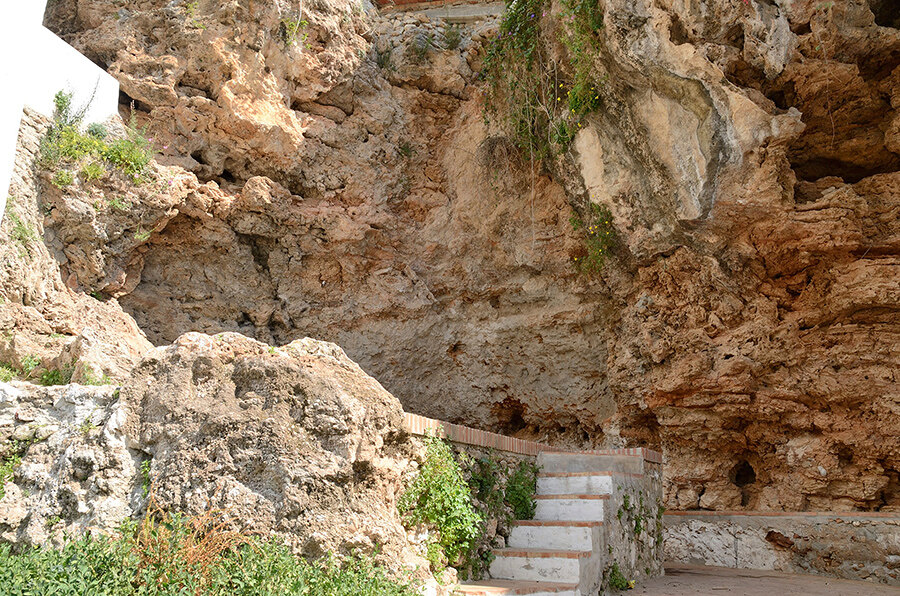 Grottes naturelles dans la partie haute du village