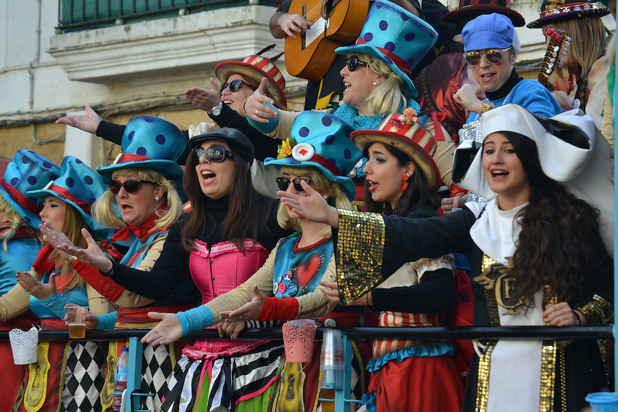 Chirigota de Cadix. Un groupe de femmes chantant une chirigota à Cadix.