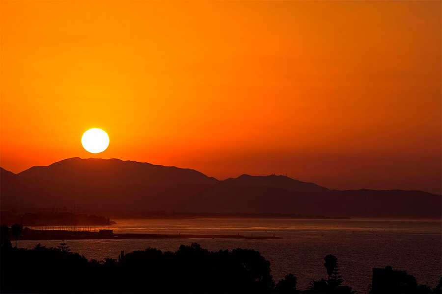 Goldener Sonnenaufgang über dem Hafen von Marbella