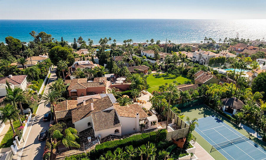 Panoramic views of a neighborhood in Marbella and the sea.