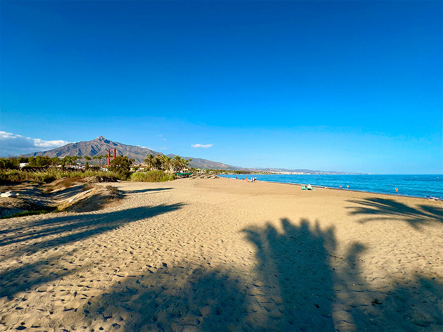 Strand von Marbella mit dem Berg La Concha im Hintergrund.