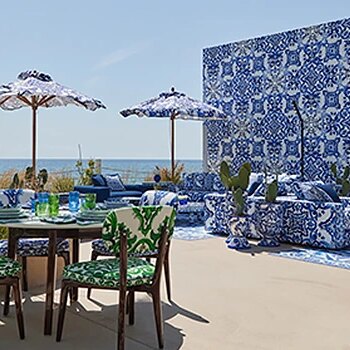 Terrazas con detalles y azulejos inspirados en el Mediterráneo