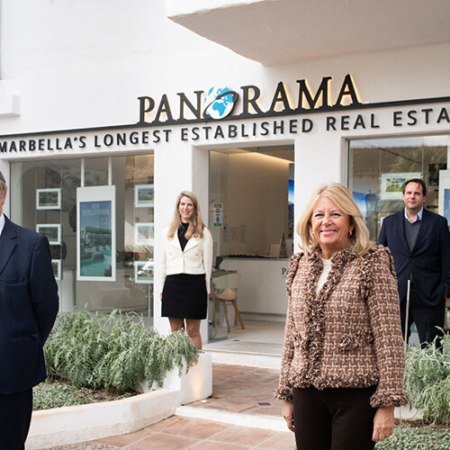 Christopher, Katinka and Alex Clover with the Mayor of Marbella, Ángeles Muñoz at the entrance of the new office.