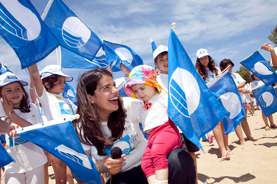 Celebrating the awarding of the blue flag to Marbella's beaches
