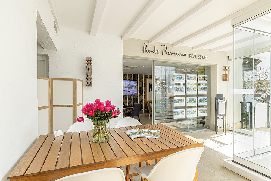 Oficina inmobiliaria Puente Romano situada junto a la recepción del hotel.