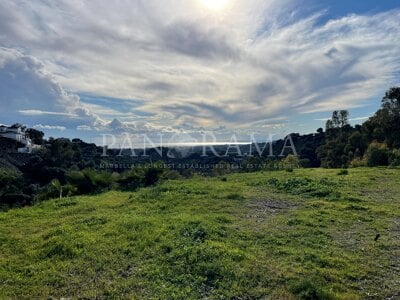 Parcela con estupendas vistas en la Nueva Milla de Oro de Estepona