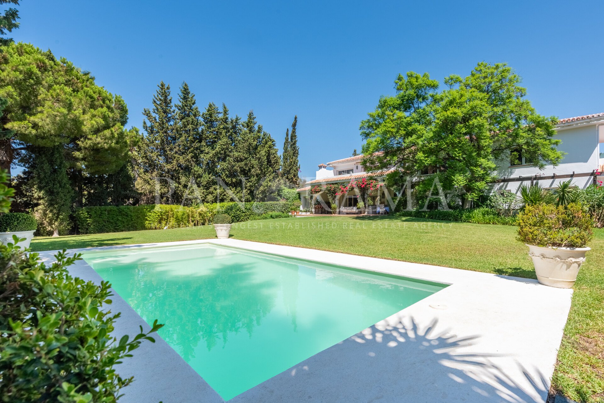 Très spacieuse maison familiale dans un beau quartier résidentiel à l'est de Marbella