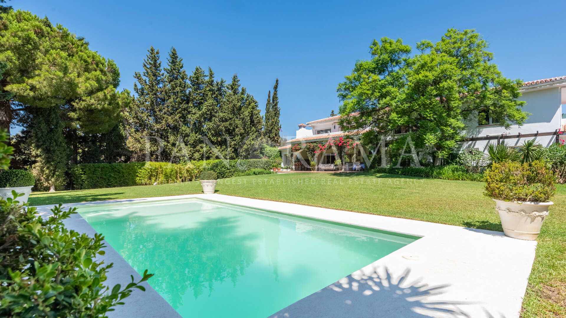 Very spacious family home in a lovely residential area to the east of Marbella