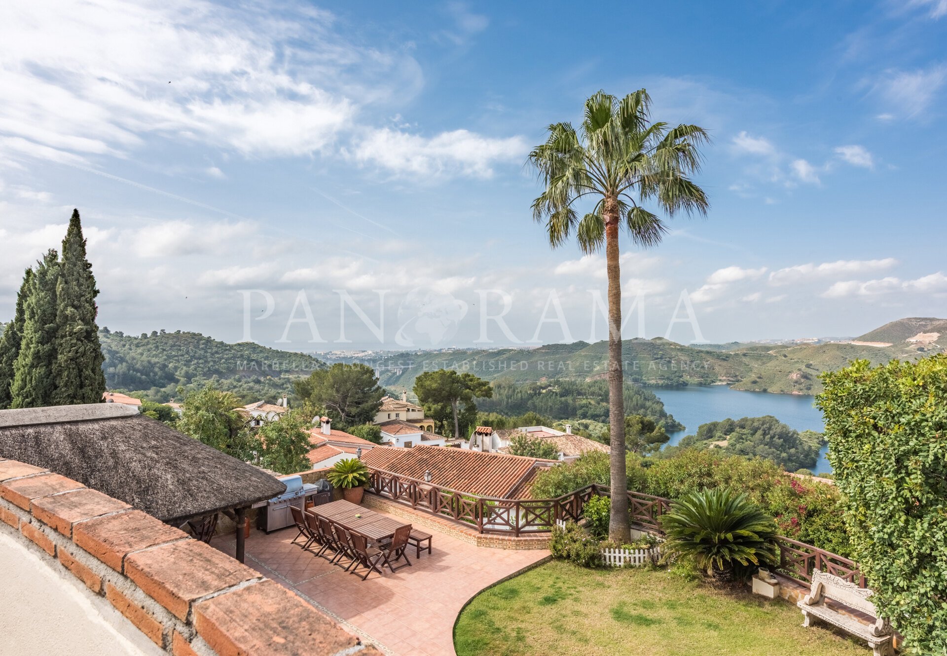 Villa con vistas panorámicas al lago y al mar en Istán