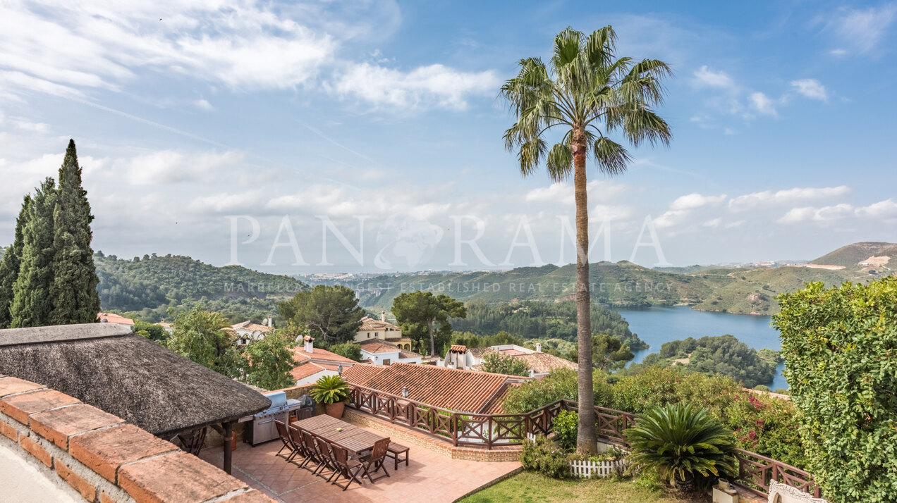 Villa with panoramic views over the lake and to the sea in Istán