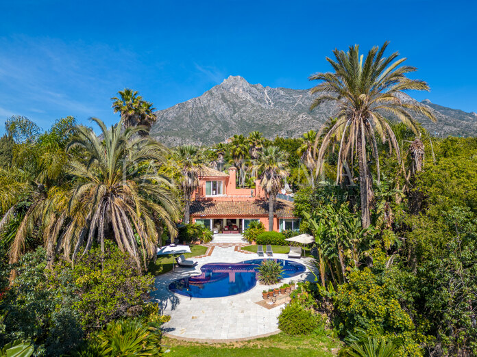 Elegante villa con casa de invitados en una estupenda ubicación en la Milla de Oro