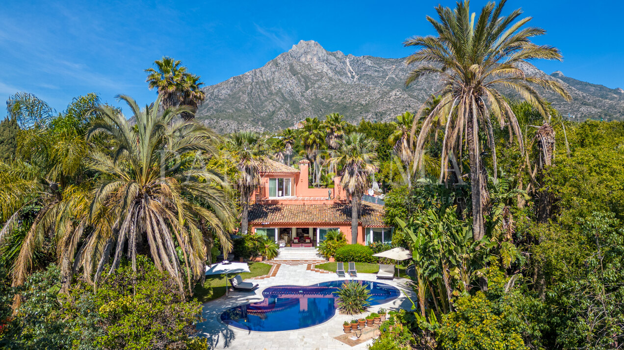 Elegante Villa im mediterranen Stil mit teilweisem Meerblick in Nagüeles