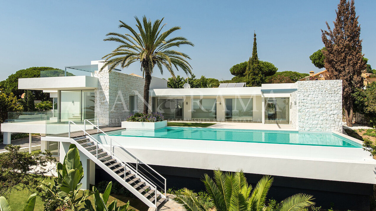 Spectacular, very bright villa next to one of the sandiest beaches in Marbella with magnificent sea views.