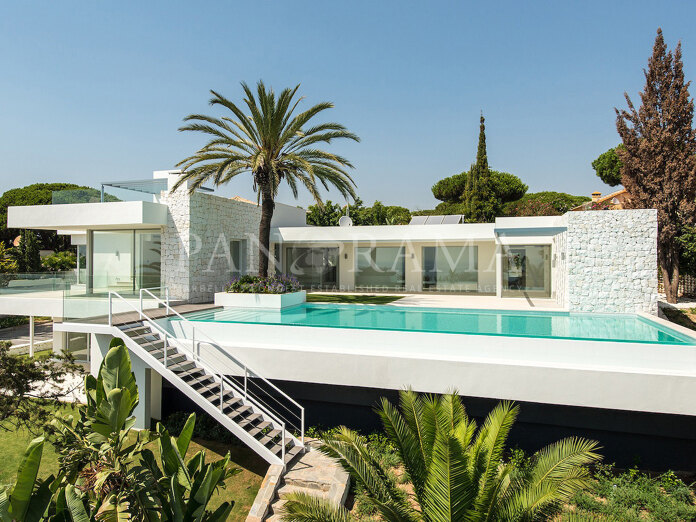 Spectaculaire, zeer lichte villa naast een van de zanderigste stranden in Marbella met prachtig uitzicht op zee.