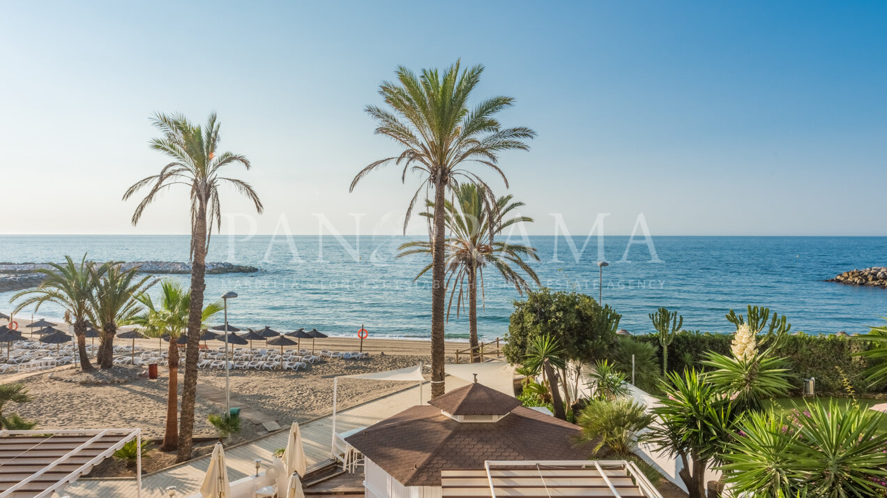 Espacioso apartamento en primera línea de playa en Guadalpín Banús