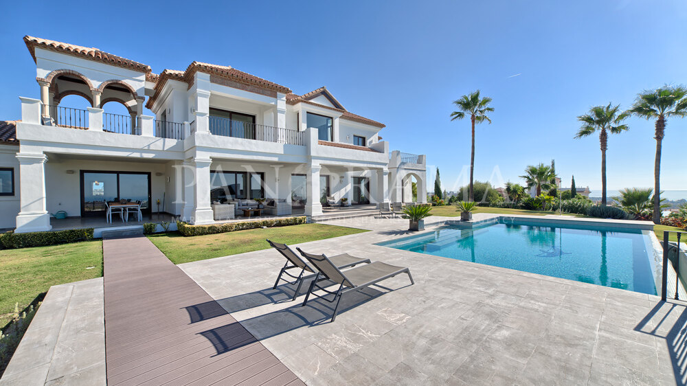 Contemporary-style villa with great sea views in Los Flamingos