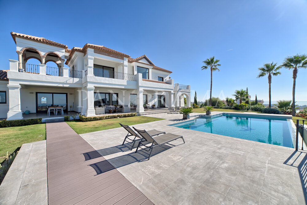 Contemporary-style villa with great sea views in Los Flamingos