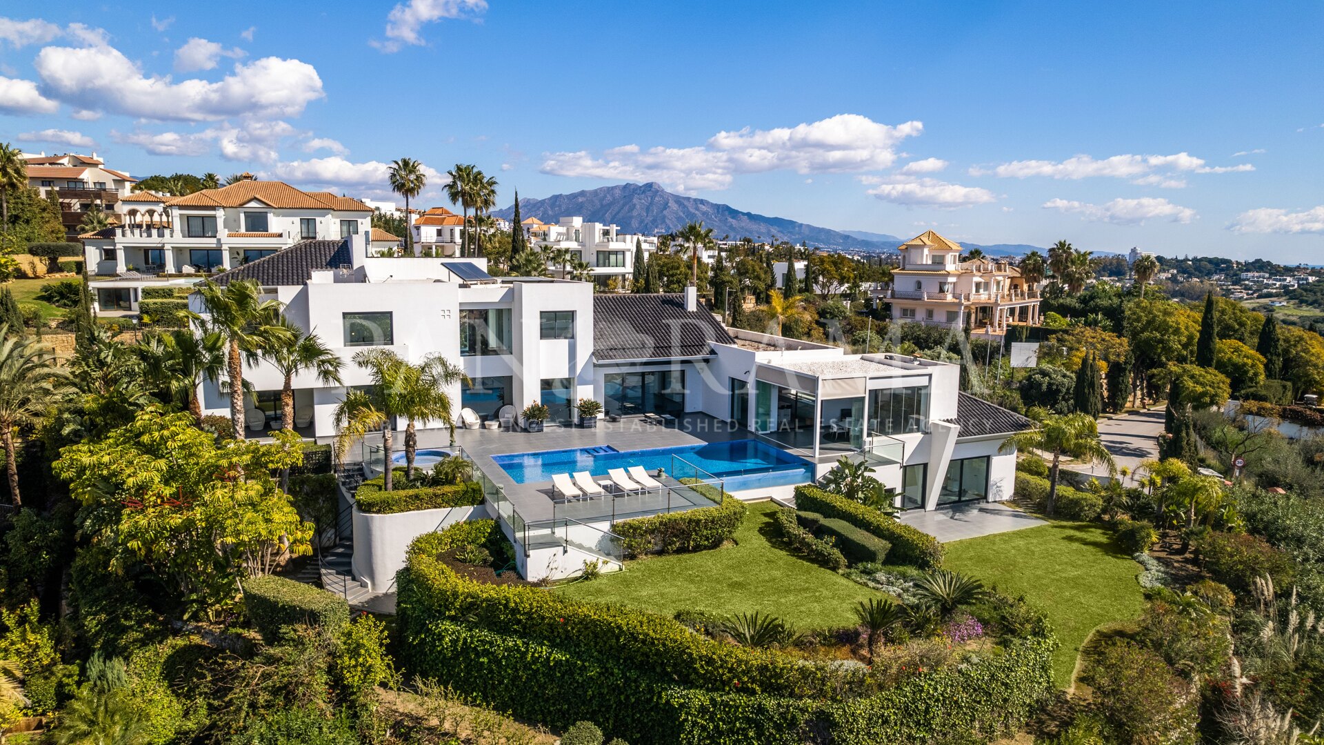 Villa de design contemporain à quelques mètres du célèbre Hôtel Villa Padierna avec une vue imprenable sur la mer