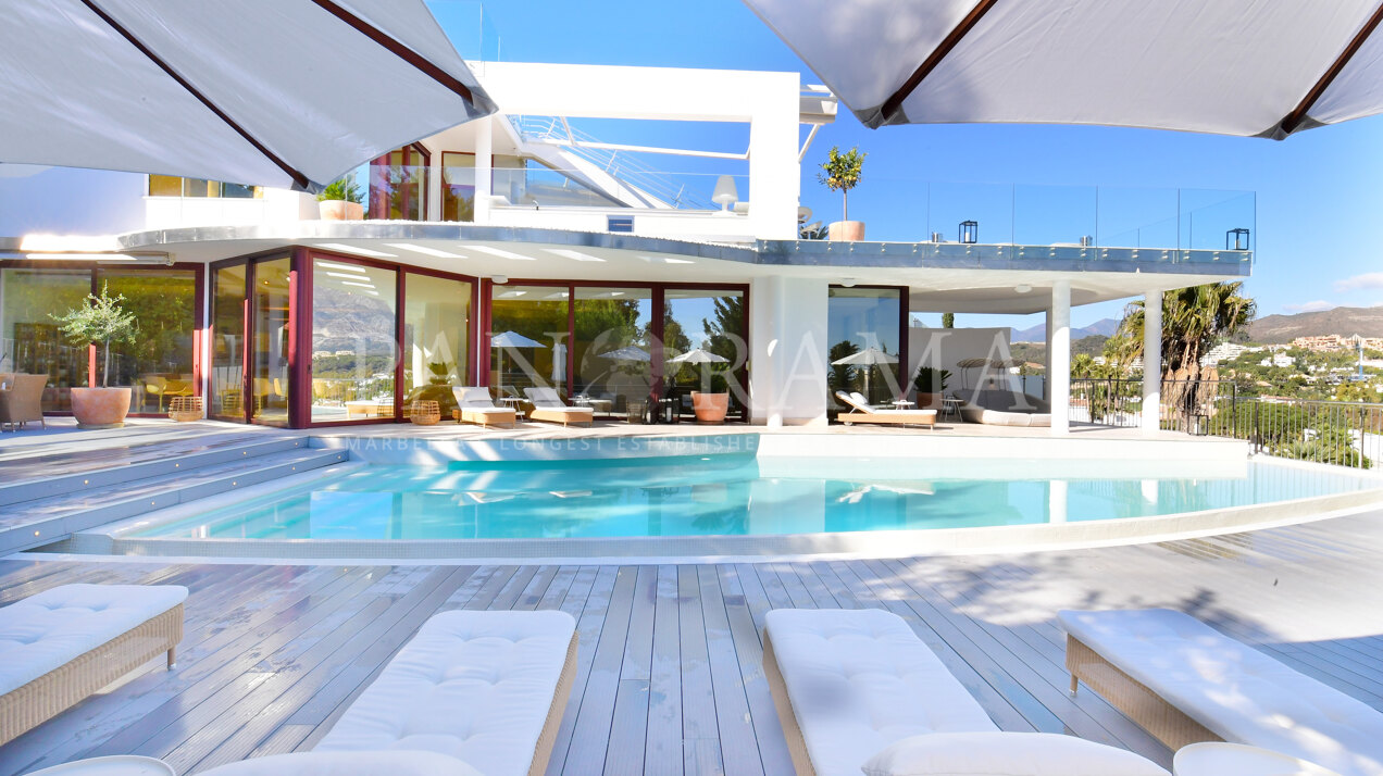 Contemporary-style villa with stunning views in Las Brisas, Nueva Andalucía