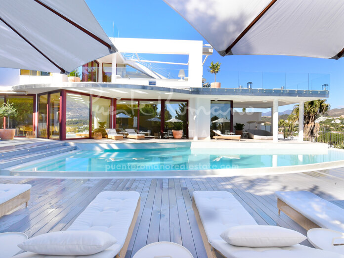 Contemporary-style villa with stunning views in Las Brisas, Nueva Andalucía