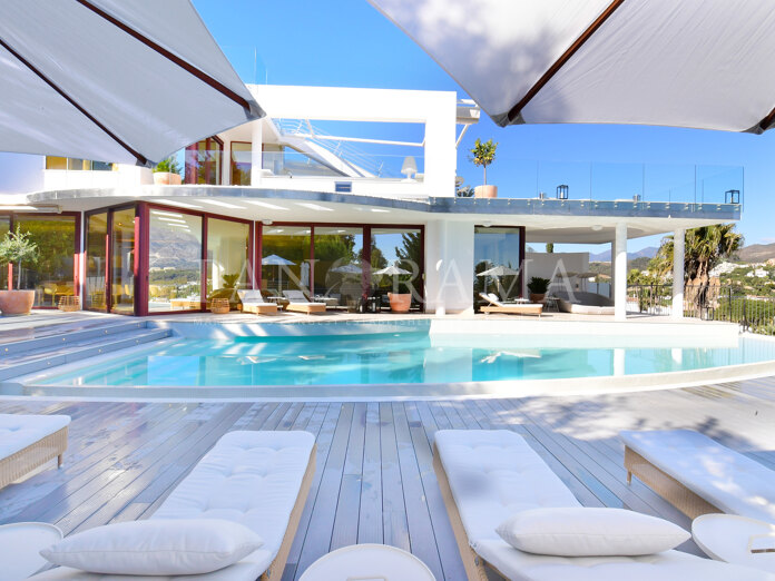 Villa de estilo contemporáneo con vistas impresionantes en Las Brisas, Nueva Andalucía