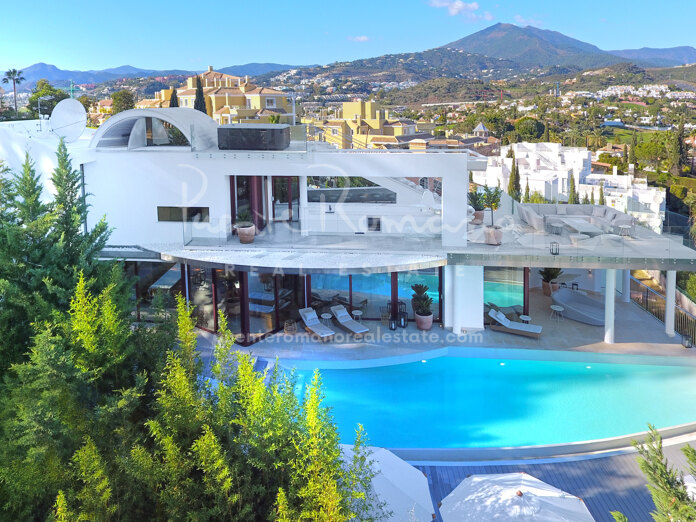 Contemporary-style villa in Las Brisas
