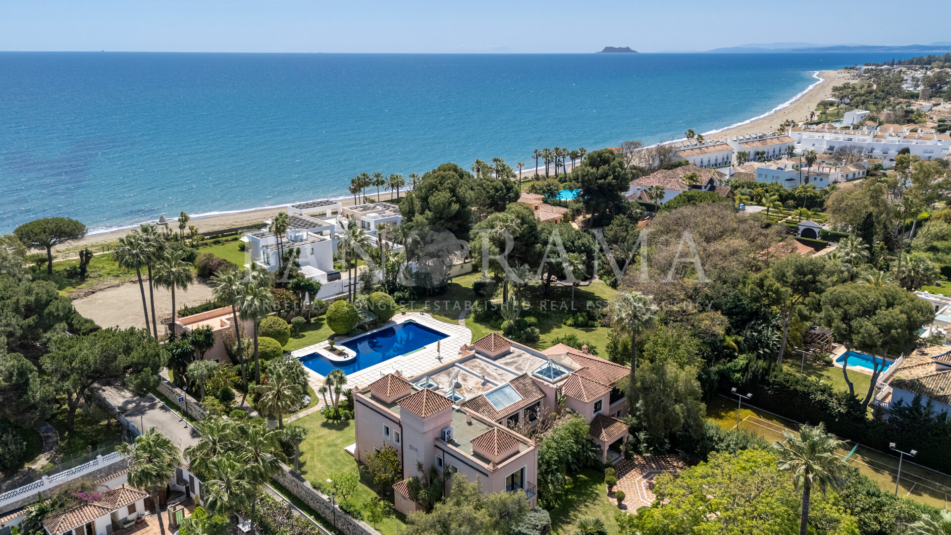 Stunning second-line beach villa with park-like garden in Paraíso Barronal