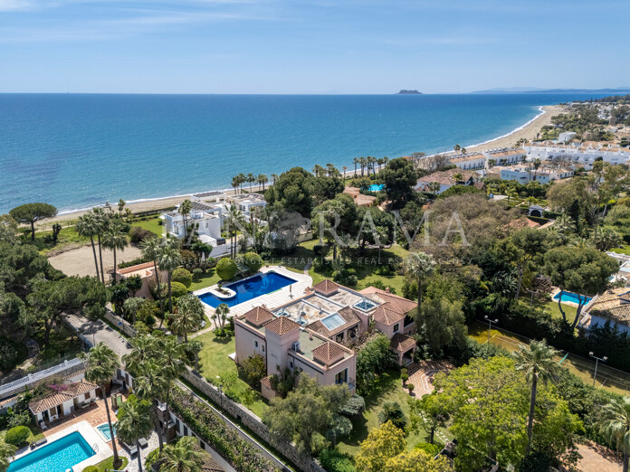 Stunning second-line beach villa with park-like garden in Paraíso Barronal