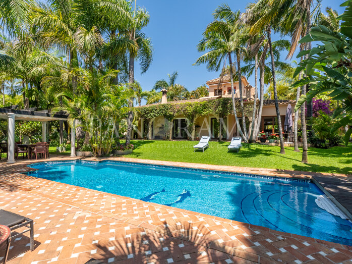 Mediterranes Anwesen in einer privaten tropischen Oase auf über 8.000 m² nahe Puerto Banús