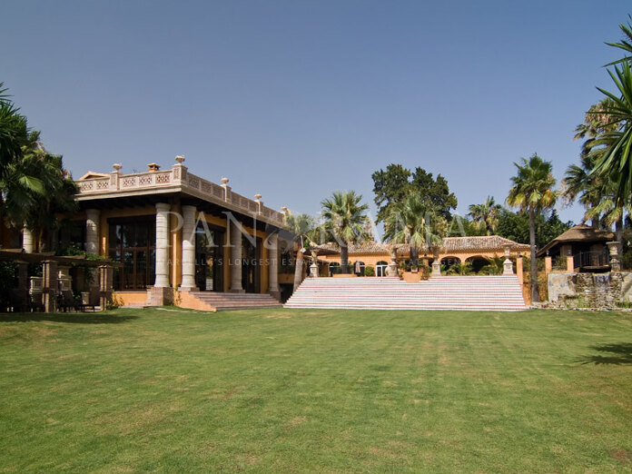 Palatial mansion opposite Puerto Banús, Marbella