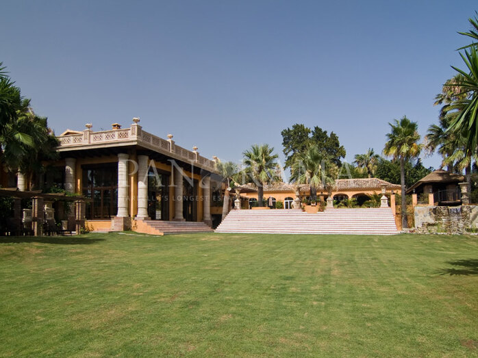 Palatial mansion opposite Puerto Banús, Marbella