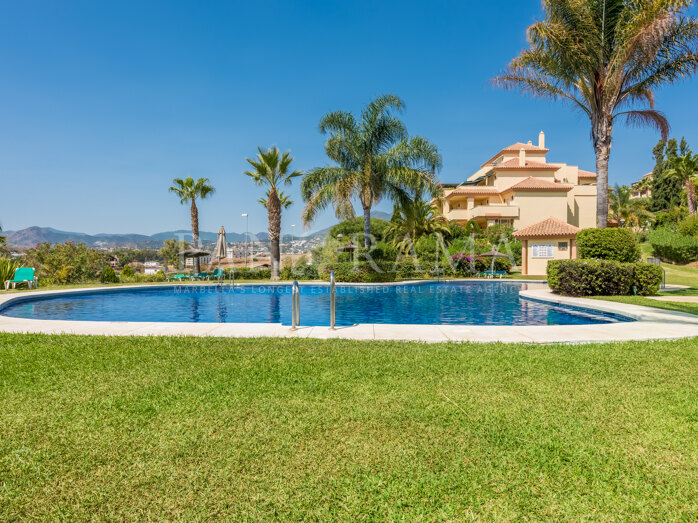 Apartamento esquinero en planta baja con jardín privado y agradables vistas al mar en Cumbres del Rodeo