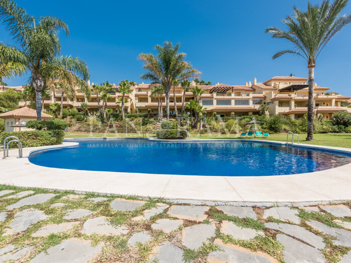 Appartement d’angle en rez-de-chaussée avec jardin privatif et jolies vues sur la mer à Cumbres del Rodeo