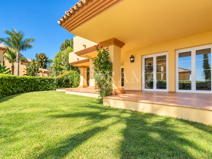 Apartamento esquinero en planta baja con jardín privado y agradables vistas al mar en Cumbres del Rodeo