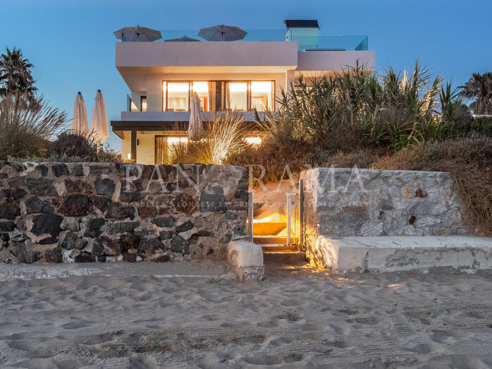 Stunning modern beachfront villa with unbeatable views in Costabella, Marbella East